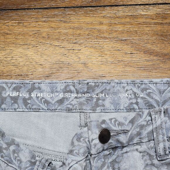 Chico's Perfect Stretch Girlfriend Slim Leg Grey Damask Print Pants - Size 00 - Picture 5 of 6